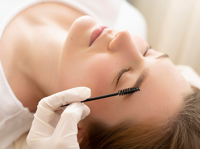 Коррекция и окрашивание бровей и ресниц